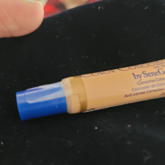 Color concealer - Picture 3 of 3